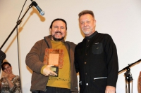 Il produttore Gabriel González Vega  con il cantautore León Gieco